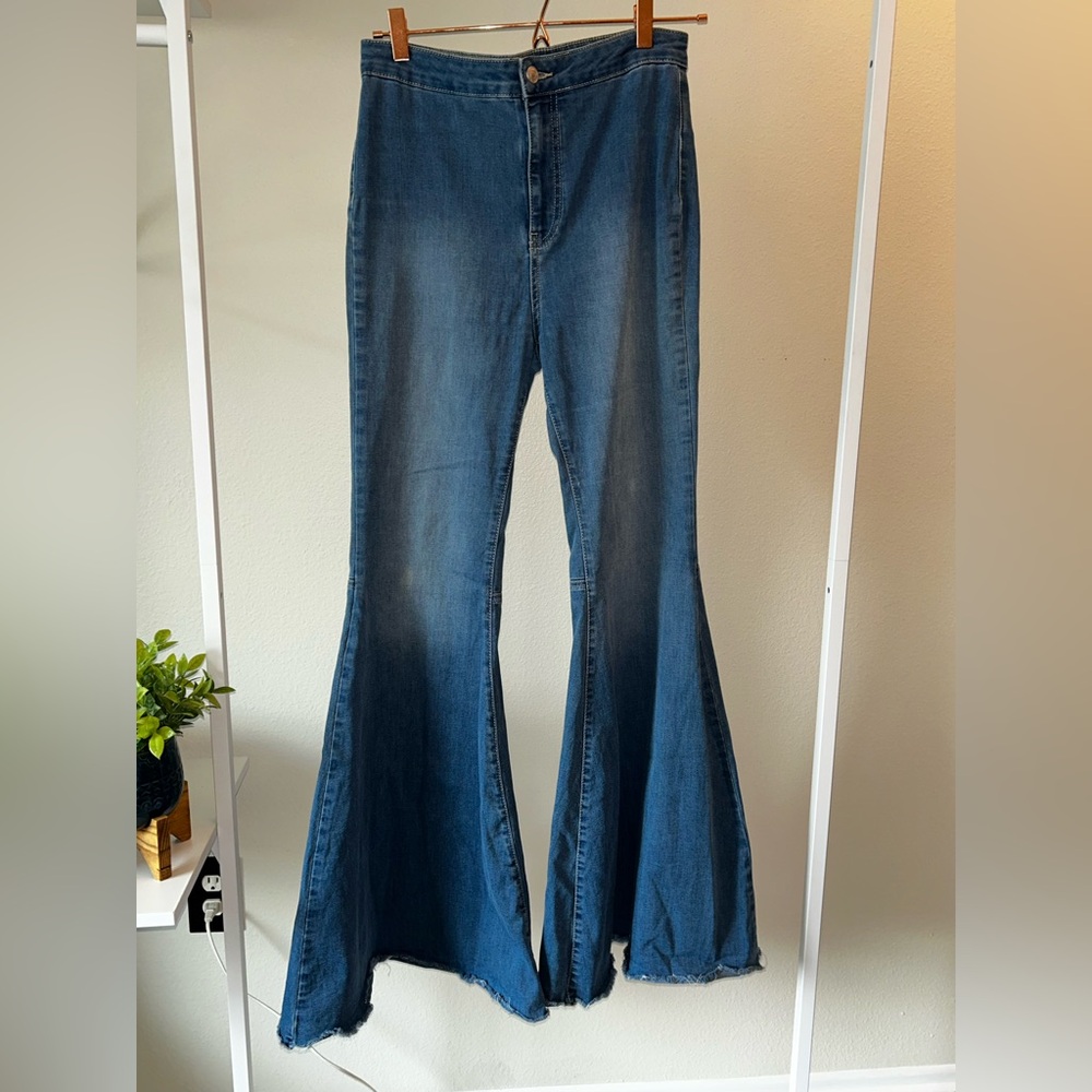 We The Free bell bottom Size 28 Women's Blue Flared Jeans
